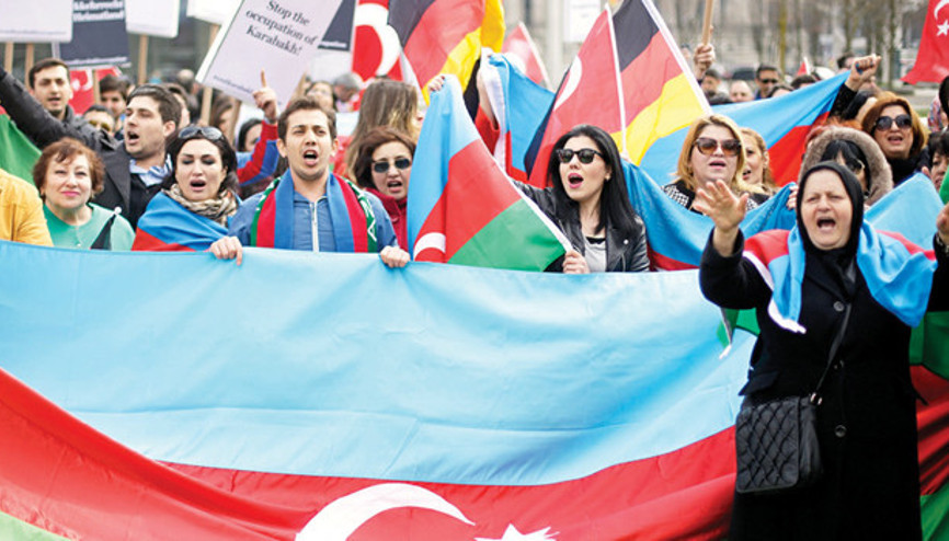 Sarkisyanın Merkel ziyaretine protesto