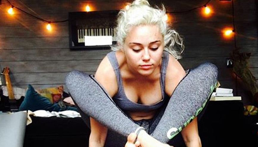 Miley Cyrustan yoga paylaşımı