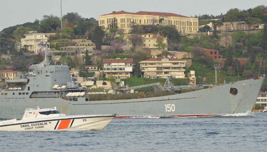 Rus savaş gemisinde kamufle edilmiş askeri araçlar dikkat çekti