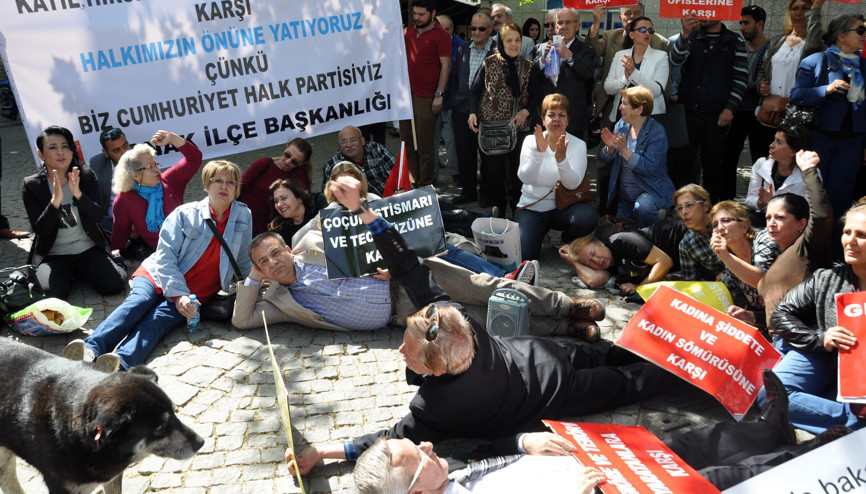 CHPliler yatarak eylem yaptı
