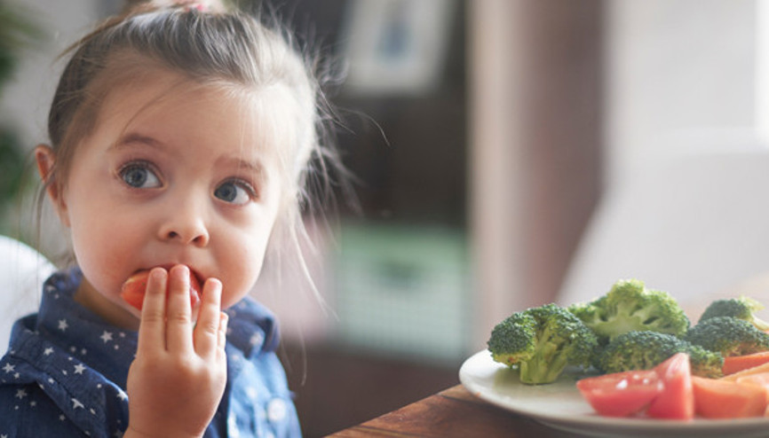 Çocuğunuza yemek yedirirken bunları yapmayın