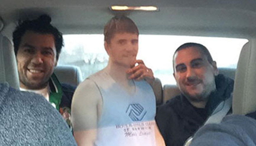 Arkadaşlarının kartonuyla tatil yaptılar