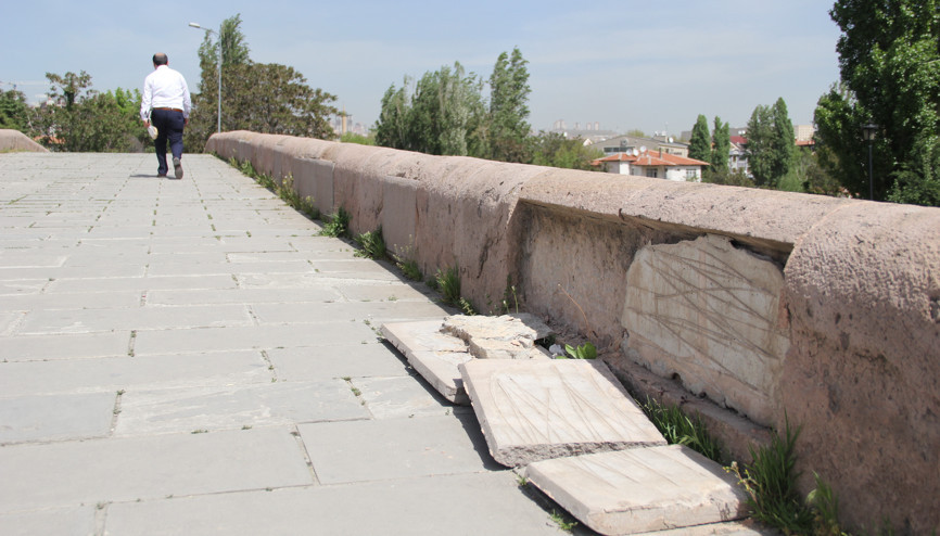 Tarihi köprüde tahribat büyüyor