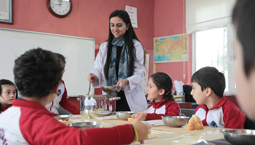 Öğrenciler hazır gıdalar yemesin diye ‘çorba günü’ başlattı