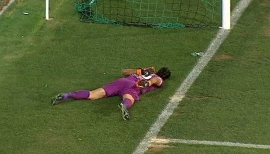 Sahaya kol saati fırlattılar