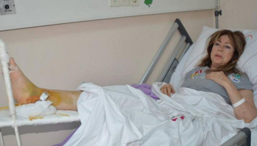 Yeşilçam yıldızı Aynur Aydan ayağını kırdı