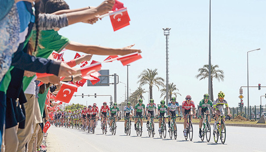 Muz cumhuriyetinde rüzgâra ve güneşe karşı 200 kilometre