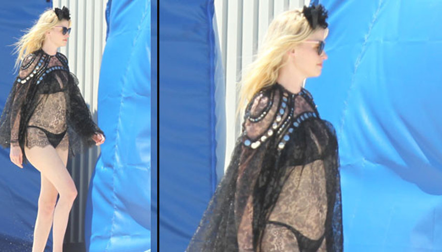 Lara Stone siyahlar içinde