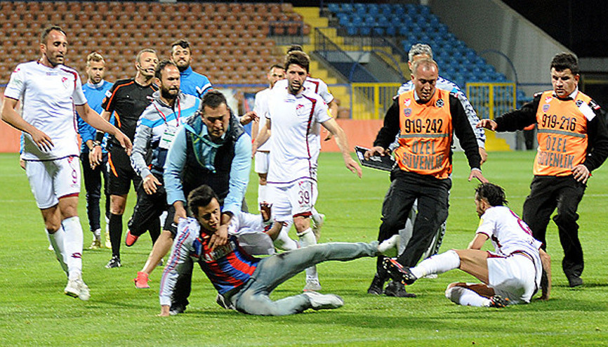Karabükspor-Elazığspor maçında Tolga Özkalfaya saldırı