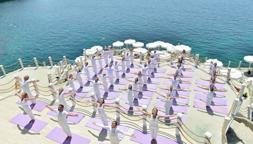 Uluslararası Yoga Şöleninde aş kendini