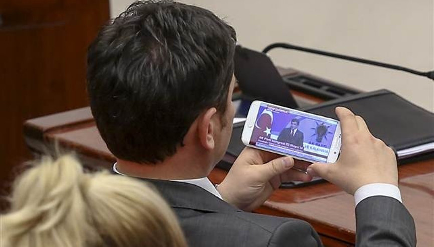 Vekiller Davutoğlunun konuşmasını cep telefonundan izledi