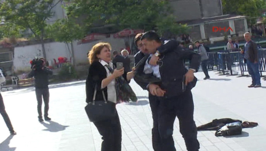 Saldırganın yakasına ilk Can Dündarın eşi yapıştı