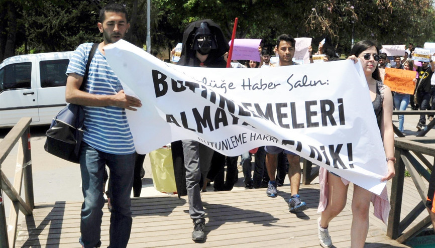 Üniversitede ‘Darth Vader’ ve ‘John Snow’lu eylem