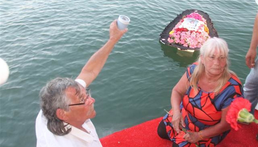 İngilterede öldü, külleri Fethiyede denize döküldü