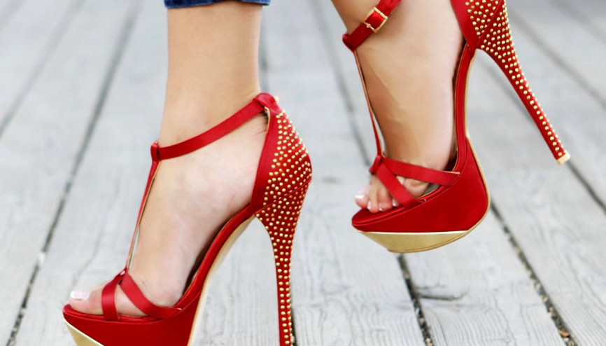 Topuklu ayakkabıyı reddedince kovuldu