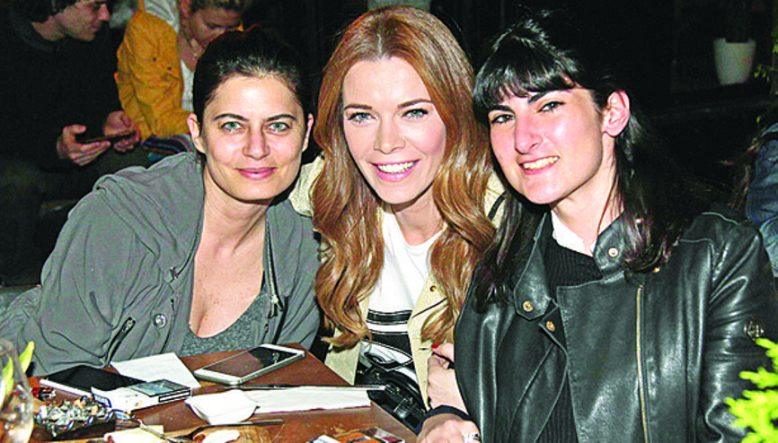 Bütün kızlar toplandık