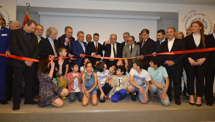 Aziz Sancar’ın adı üniversitenin konferans salonuna verildi