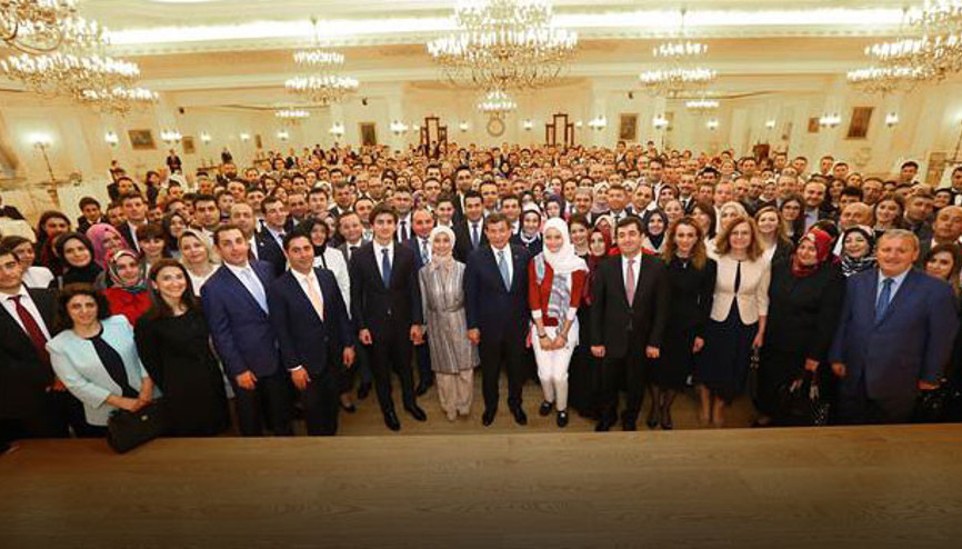 Başbakan Davutoğlundan yakın çalışma ekibine veda