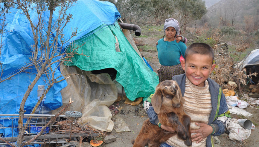 Bir çadırda 8 kişilik aile