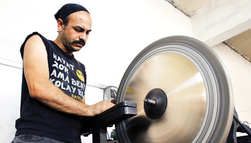 Eli işte zili oynaşta