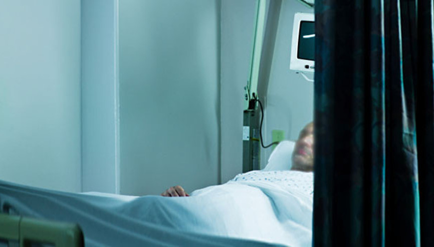 Türk doktor kimsenin uyandıramadığı hastayı böyle uyandırdı