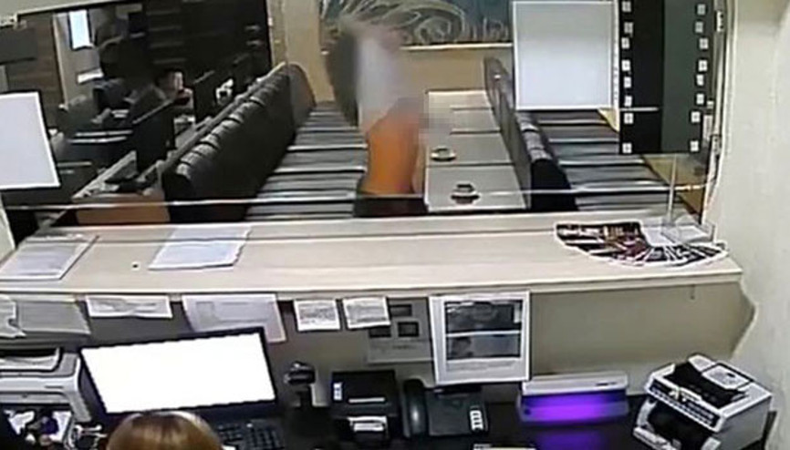 Çareyi soyunmakta buldu