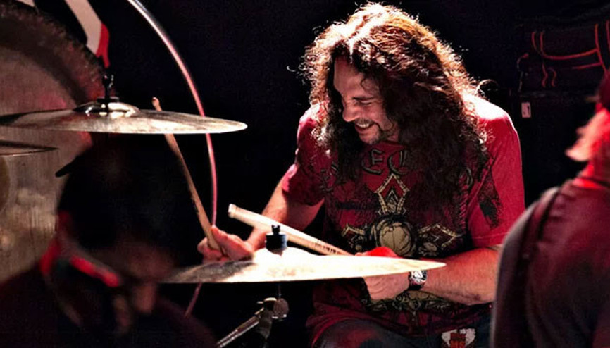 Ünlü müzisyen sahneye yığıldı ve hayatını kaybetti