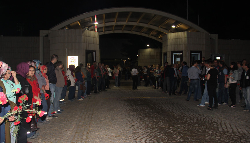 Büyük vefa Saatlerce cenazesini beklediler