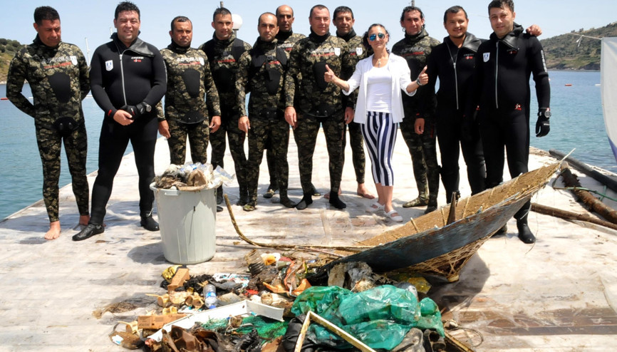 Özlem Tekinin mahallesinde deniz dibi temizliği