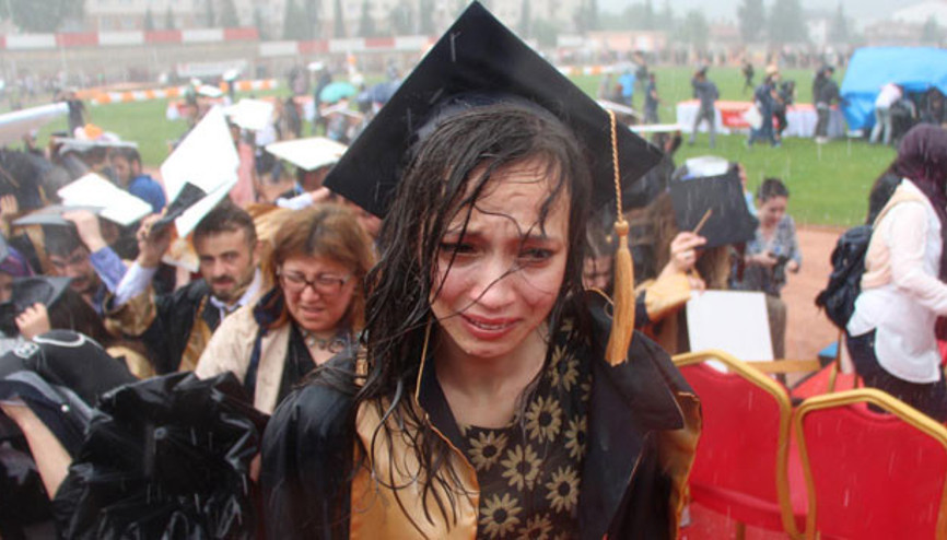 Mezuniyet törenine dolu engeli