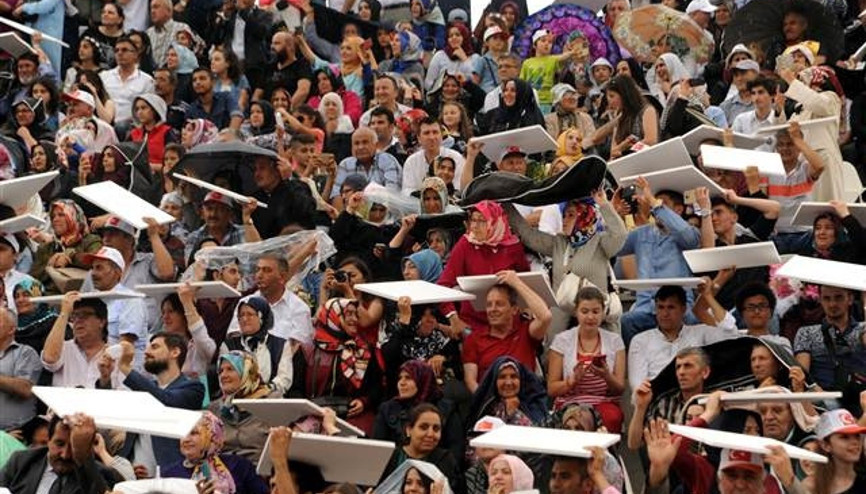 Bilecikte mezuniyet töreninde dolu yağdı