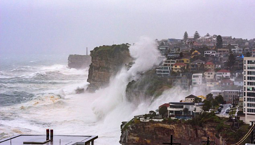 Sydneyde halk panik içinde... Dev dalgalar 40 metreyi buldu