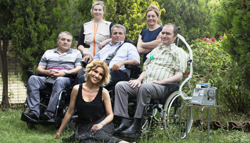 Gülben Ergen bu hafta  ALS-MNH Derneği’ni ziyaret ederek ALS hastaları ve hasta yakınlarıyla buluştu