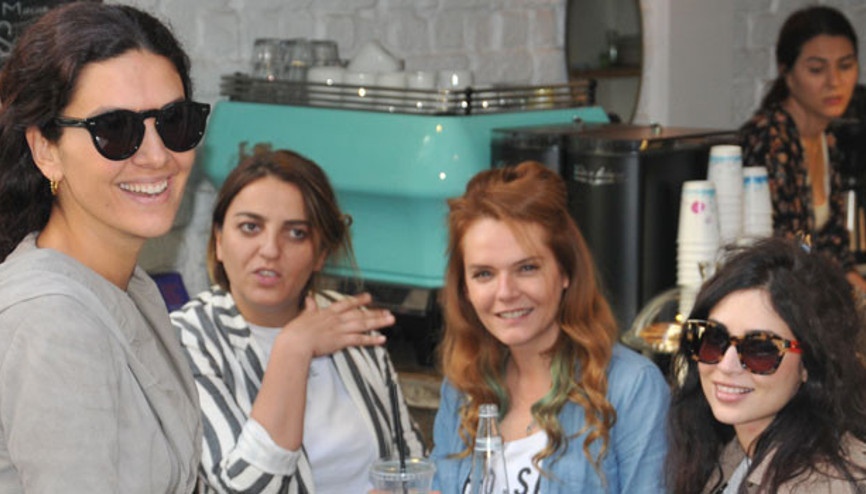 Bergüzar Korel, yakın dostlarını mekanında ağırladı