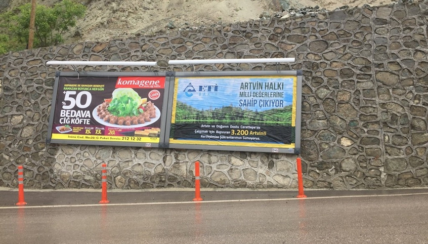 3200 Artvinliye teşekkür afişi gerginlik yarattı