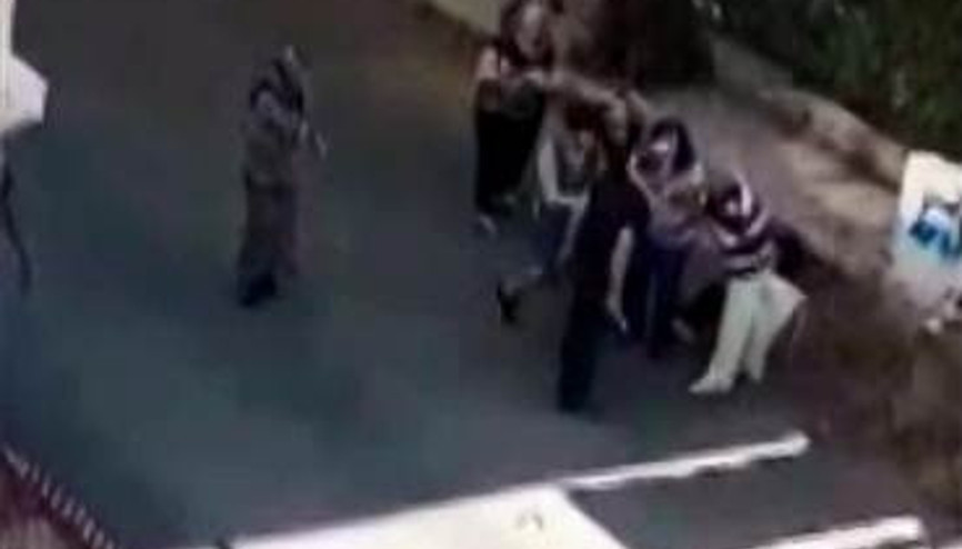 Antalyada herkesin ortasında kadın öğretmene dayak
