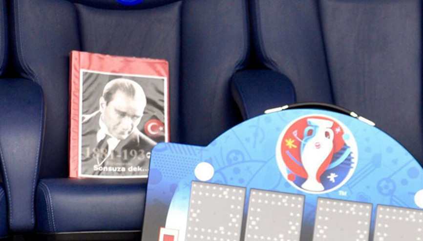 Yedek kulübesinde dikkat çeken görüntü