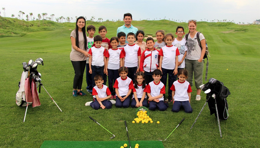 Dilek öğretmen, öğrencilerini golfle tanıştırdı