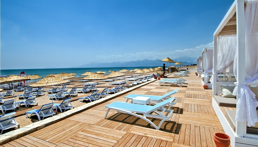 Kendin pişir kendin ye mottolu Antalya plajı