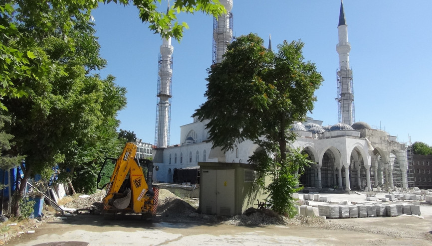 Camiye mukarnas süsleme