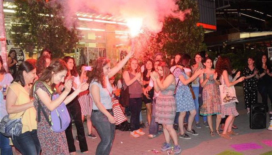Çilem Doğanın tahliyesini halaylarla kutladılar