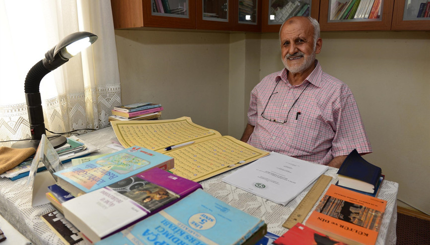 Emekli imam 70 yaşında üniversiteyi bitirdi