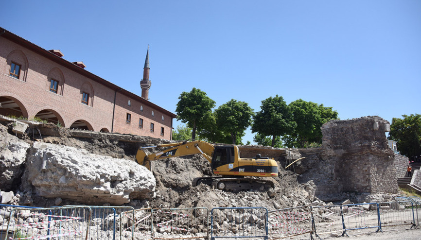 Yıkılan duvara suç duyurusu