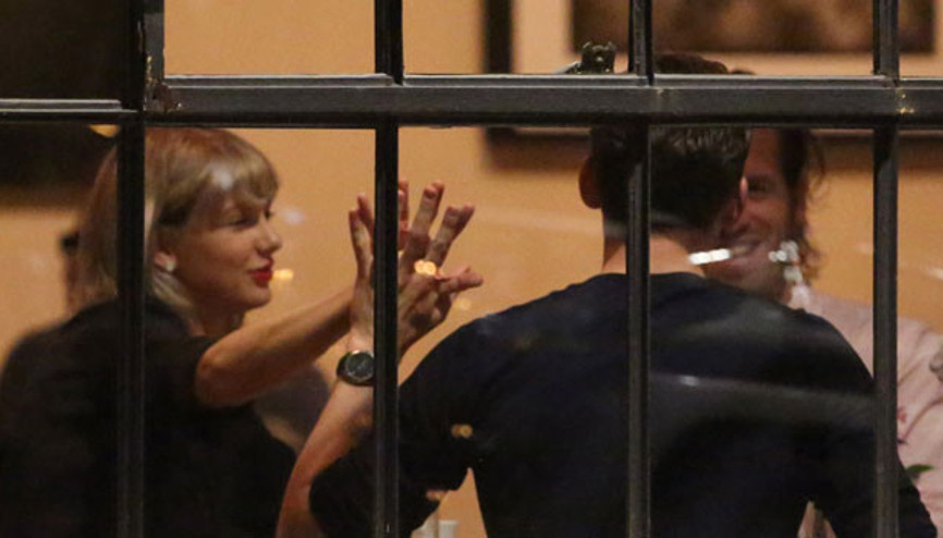 Taylor Swift sevgilisinin elini hiç bırakmadı Taylor Swift sevgilisinin elini hiç bırakmadı