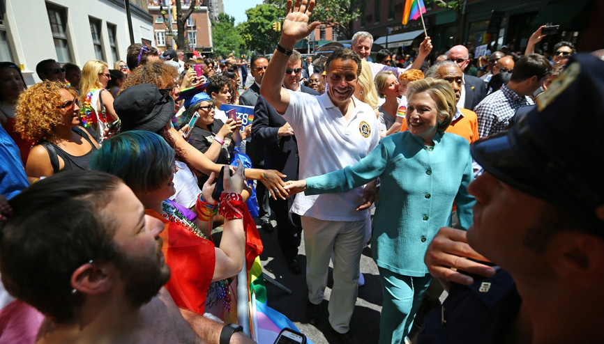 Hillary Clinton New Yorkta Onur Yürüyüşüne katıldı