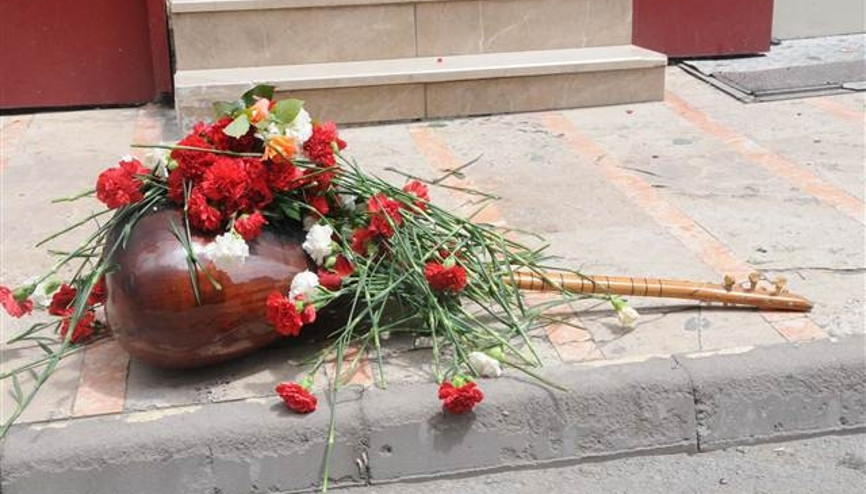 Madımak katliamının 23’üncü yılında ölenler yanık bağlama ile anıldı Madımak katliamının 23’üncü yılında ölenler yanık bağlama ile anıldı