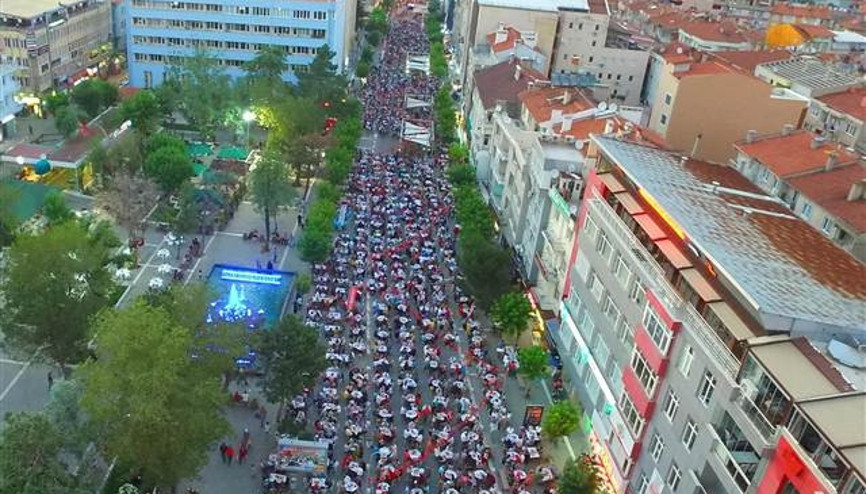 Türkiyenin en büyük iftar sofrası