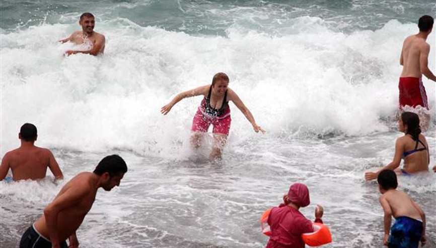 Denize girmeyin, dalga var