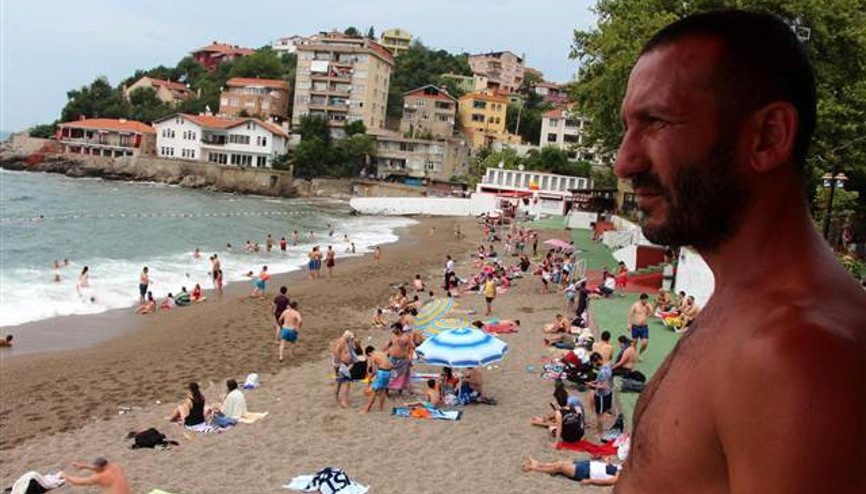 Halk Plajında denize girmeyin, dalga var uyarısı