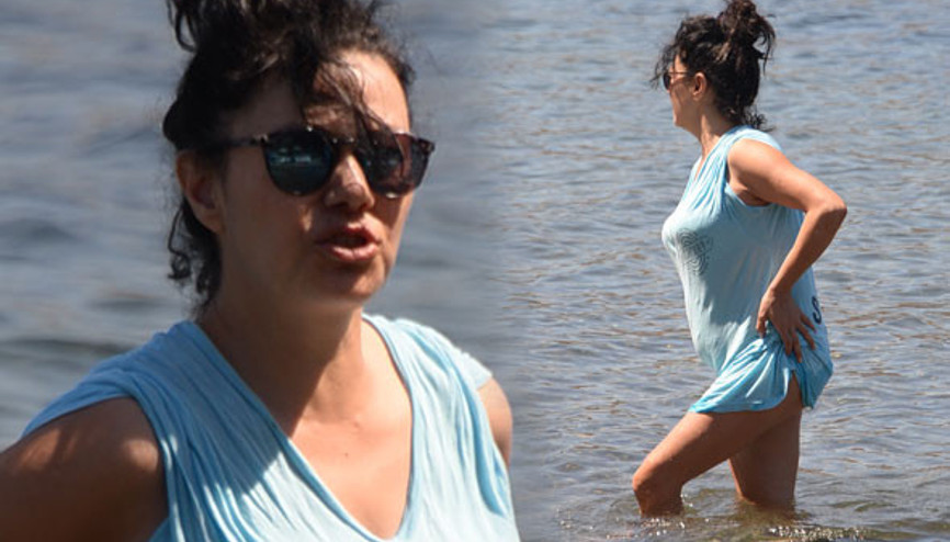 Mehtap Bayri denize elbiseleriyle girdi